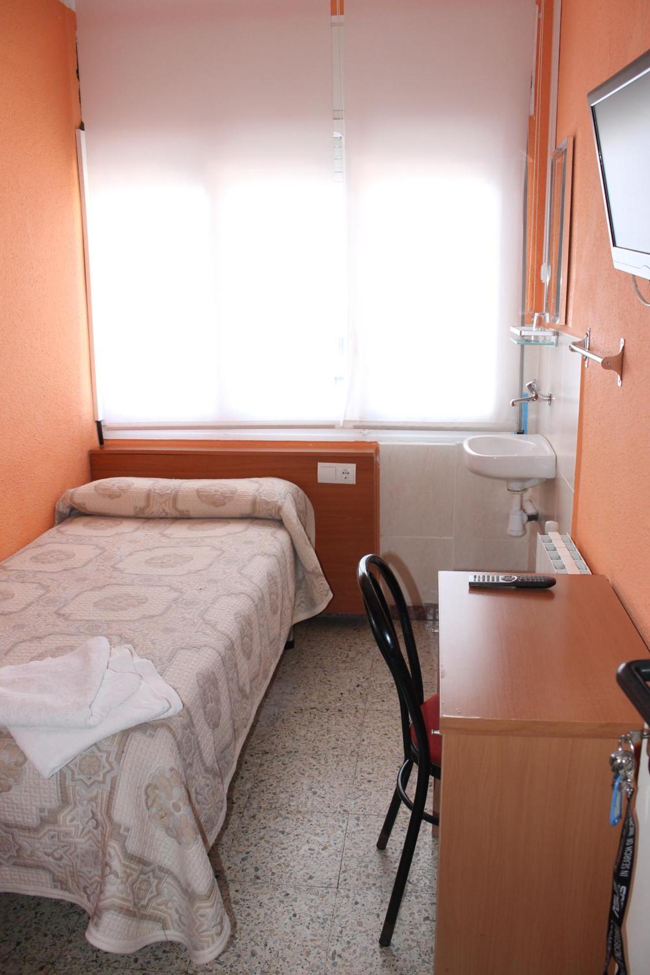 Hostal Cal Siles Ал-Прат-да-Любрагат Номер фото