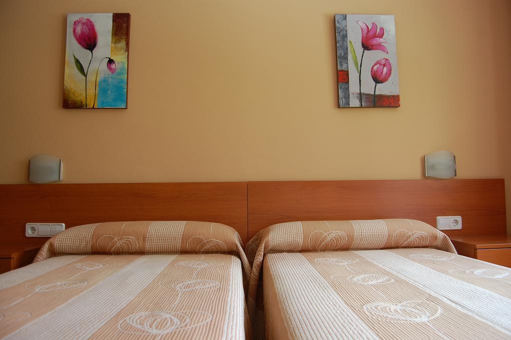 Hostal Cal Siles Ал-Прат-да-Любрагат Номер фото
