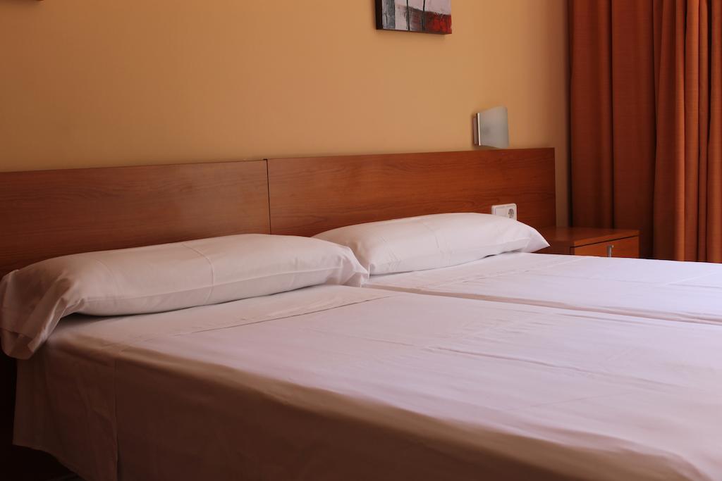 Hostal Cal Siles Ал-Прат-да-Любрагат Номер фото