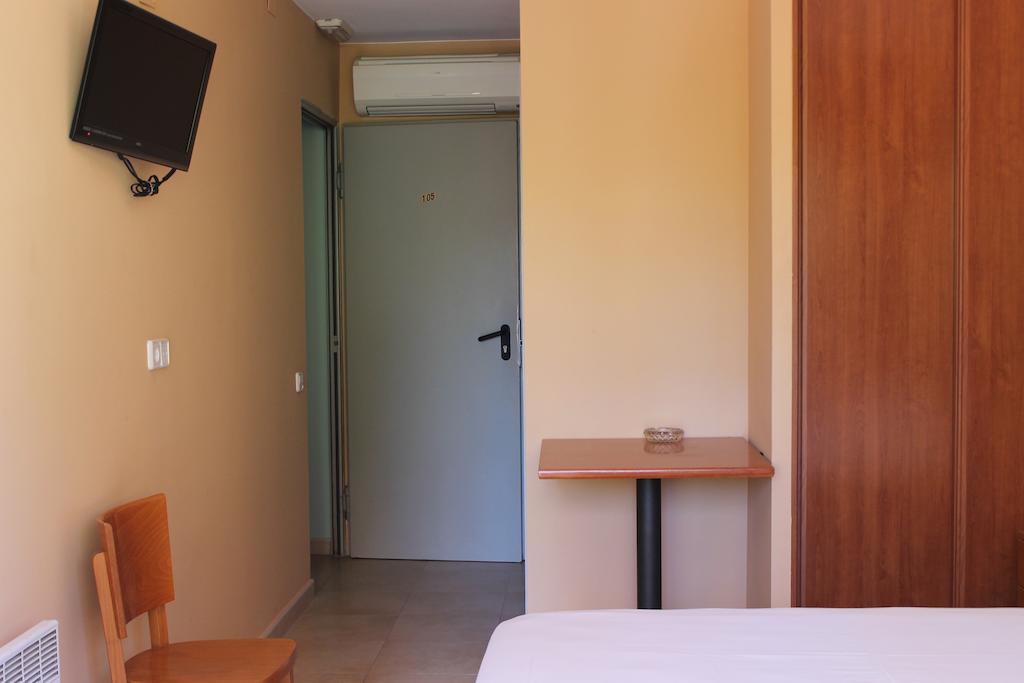 Hostal Cal Siles Ал-Прат-да-Любрагат Номер фото