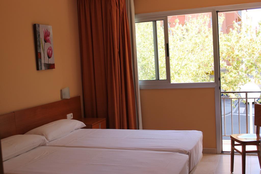 Hostal Cal Siles Ал-Прат-да-Любрагат Номер фото