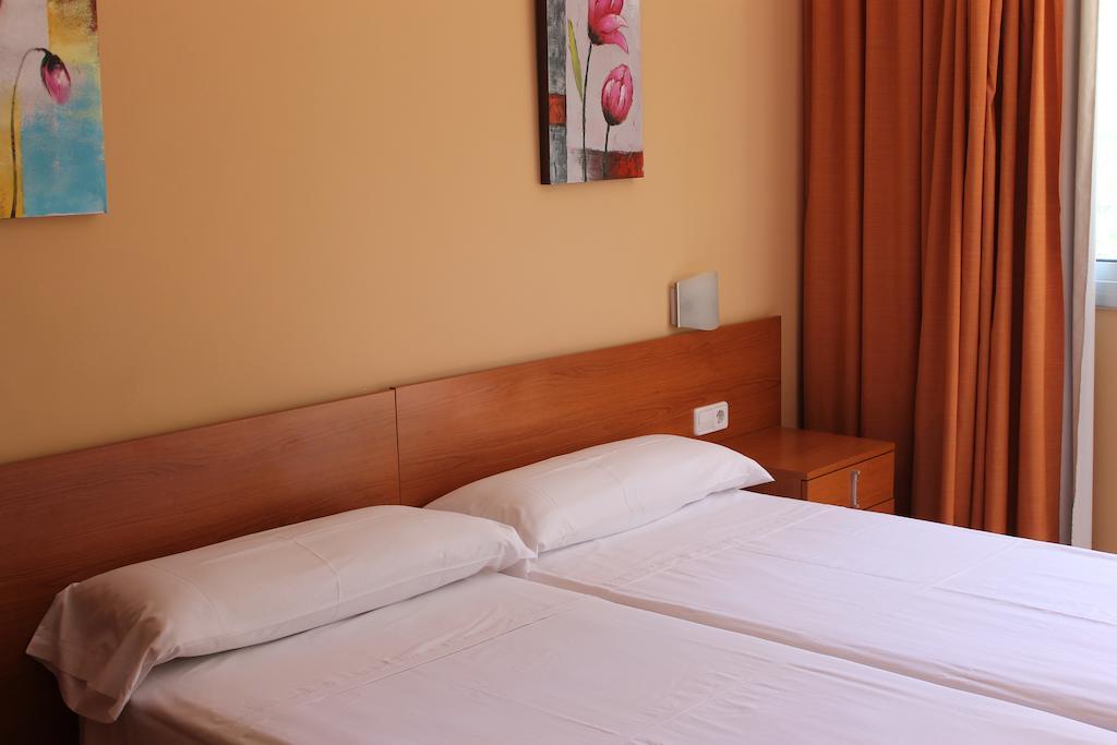 Hostal Cal Siles Ал-Прат-да-Любрагат Номер фото