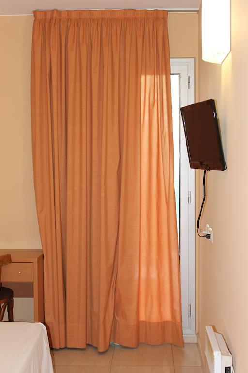 Hostal Cal Siles Ал-Прат-да-Любрагат Номер фото