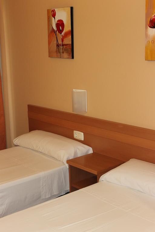 Hostal Cal Siles Ал-Прат-да-Любрагат Номер фото