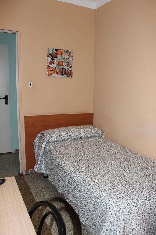 Hostal Cal Siles Ал-Прат-да-Любрагат Номер фото